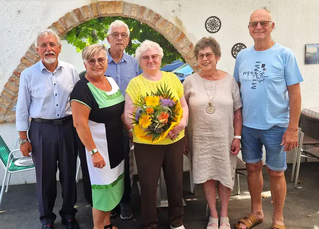 Heinrich Hentschel, Inge Leinwather, Karl Dostalek, Jubilarin Adelheid Kranc, Susi Dostalek und Andreas Maurer | Foto: Heinrich Hentschel
