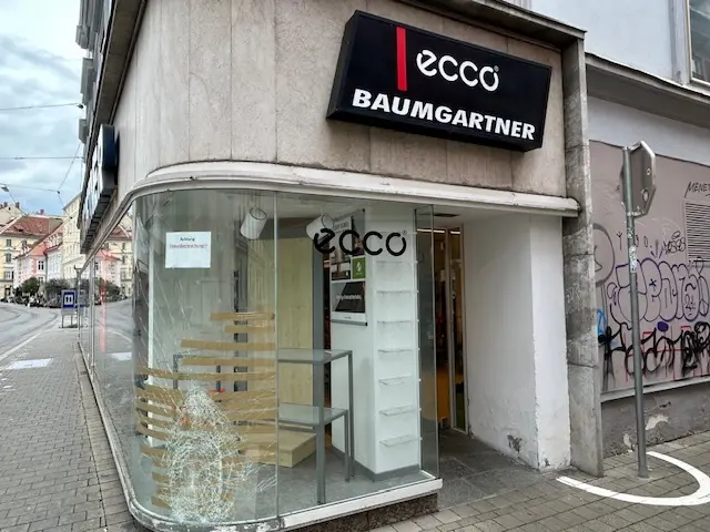 Am Sonntag landete ein Pkw in der Auslagenscheibe des Schuhgeschäfts in der Annenstraße 1. Die Polizei ermittelt. | Foto: Baumgartner