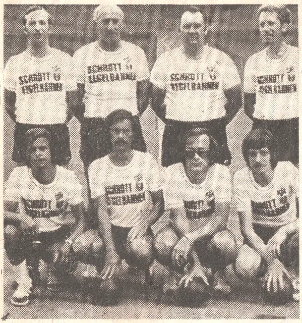 Die Gründungsmannschaft des KSK Klagenfurt-Kegelbahnen Schrott im Jahre 1975 | Foto: Alter Zeitungsausschnitt, Fotograf nicht bekannt