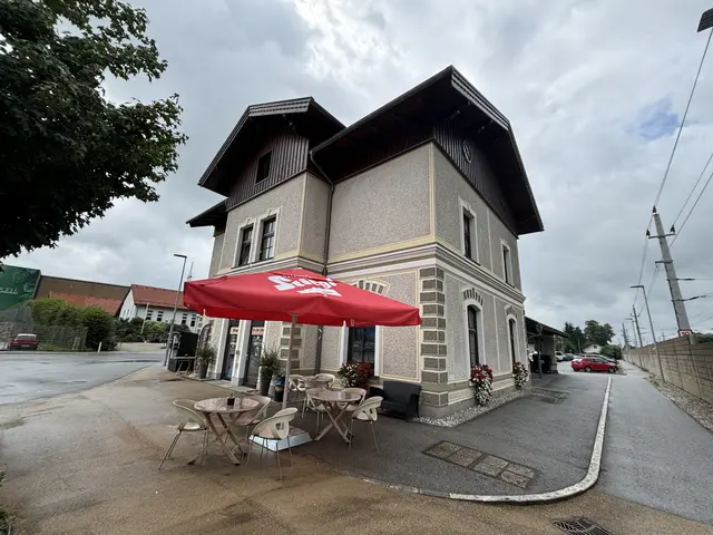Die Bäckerei Café Leimüller betreibt am Bahnhof in Neumarkt seit Februar 2025 einen 24-Stunden-Shop. | Foto: Emanuel Hasenauer