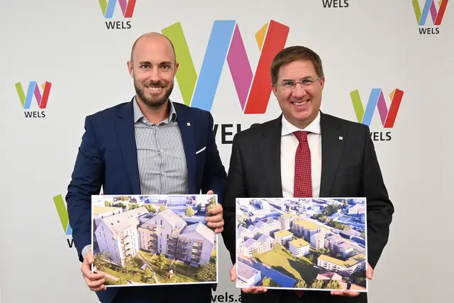 Baustadtrat Ralph Schäfer und Bürgermeister Andreas Rabl (beide FPÖ) präsentieren die ersten Visualisierungen des Viertels am alten Lokalbahnhof. | Foto: Stadt Wels