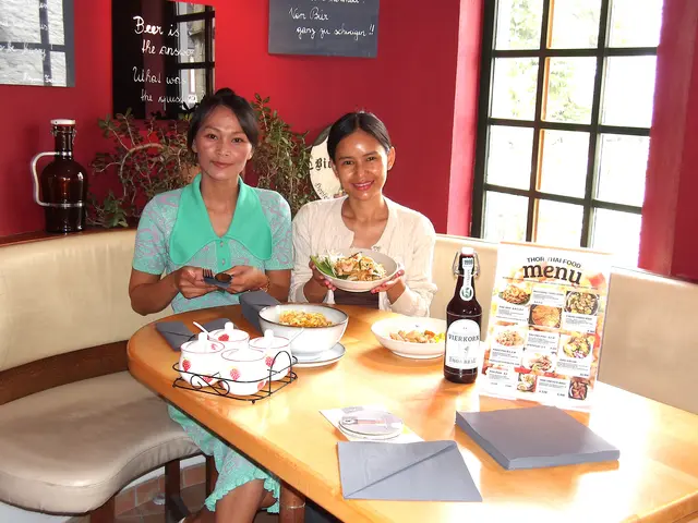 Saypan Laska (li.) und ihre Freundin Ying verwöhnen Ottensheim mit thailändischer Küche. | Foto: Herbert Schöttl