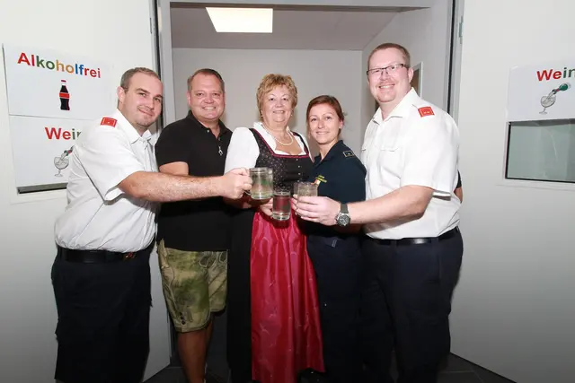 Ein Prost auf die Gemütlichkeit: Feuerwehr mit Ternitz Bürgermeister Christian Samwald und Buchbachs Ortschefin Doris Kampichler. | Foto: Christian W. F. Gschieszl