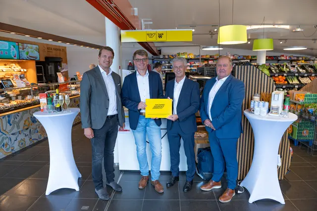 Bei der Neueröffnung des neuen Post-Partners in Mutters. Im Bild: V.l.: Ingo Panknin (Mitglied MPREIS-Geschäftsführung), Michael Saischek (Vize-BGM Mutters), Alois Mondschein (Leiter zentrales Post Partner Management), Anton Krautgartner (Vertriebsleiter Post Partner). | Foto: MPREIS