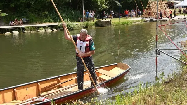 Diakon Franz Wimmer schwebt elegant auf der Zille. | Foto: Wolfgang Zarl