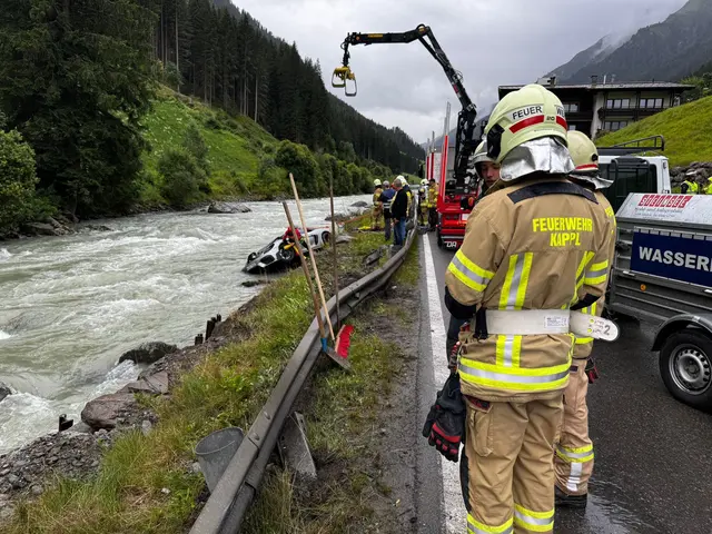 Der deutsche Mietwagen wurde mit Hilfe eines Krans aus der Trisanna geborgen. | Foto: FF Kappl