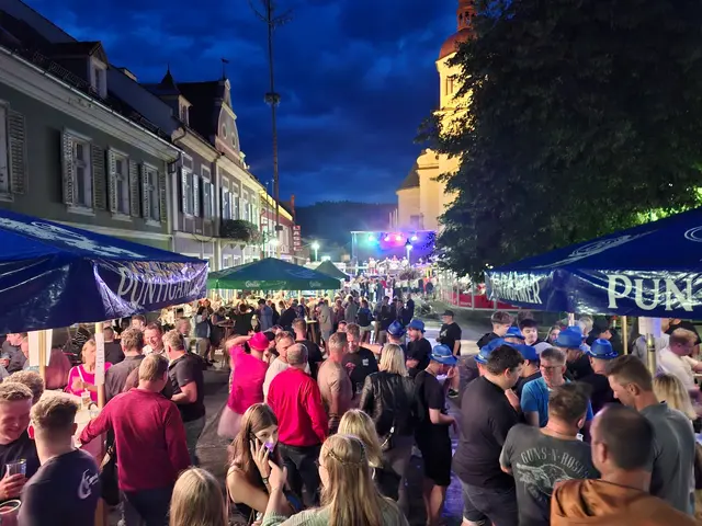 Wenn die Sonne untergeht, wird der Birkfelder Hauptplatz zur Partyzone: Mit Live-Musik, toller Stimmung und tanzfreudigem Publikum herrschte bis spät in die Nacht beste Feierlaune – ein gelungener Ausklang des Kirtags. | Foto: @OEV Birkfeld