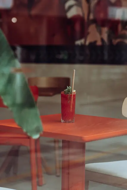 Im Mittelpunkt stehen frisch gepresste Säfte. | Foto: Suna Films