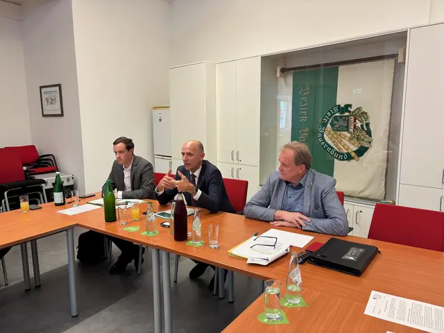 Pressegespräch von Willibald Ehrenhöfer (m.) mit Gemeindebundpräsident Erwin Dirnberger (r.) | Foto: Almer