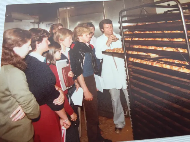 Bereits vor vielen Jahren brachten Max Wurm seinen Gästen das Bäckerhandwerk näher.  | Foto: privat