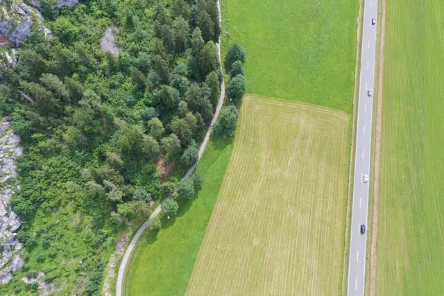 Der betroffene "alte" Radweg (links) musste wegen Felssturzgefahr gesperrt werden. Rechts: Die B311, auf der zwischen Weißbach und Diesbach ein Radfahrverbot gilt.  | Foto: Firma GEORISQ