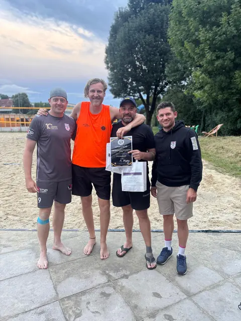 Turniersieger "SANDsationel" - Marc Pivec und Michael Adelmann (m.) und die Turnierleitung Daniel Fabian (l.) sowie Clemens Gaugl (r.)