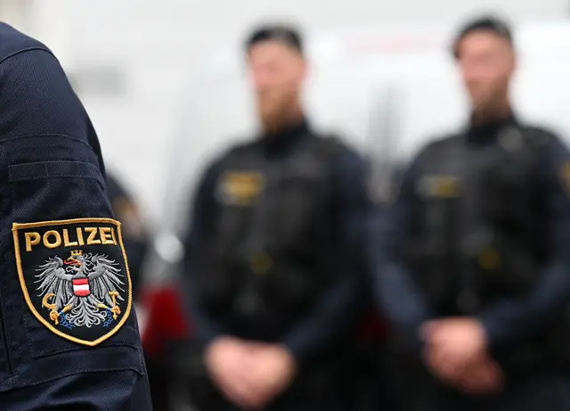 Großes Lob und Anerkennung für zwei Beamte der Polizeiinspektion Geras. | Foto: HELMUT FOHRINGER / APA / picturedesk.com