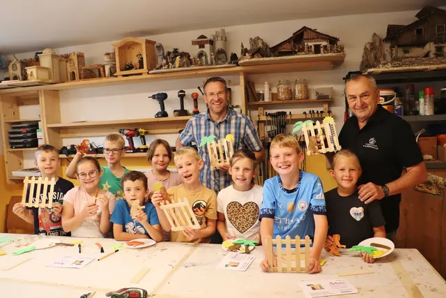 Mit Markus Wimmer und Alois Kickmaier bastelten die Kinder in der Krippenschule lustige Thermometer. | Foto: Edith Ertl