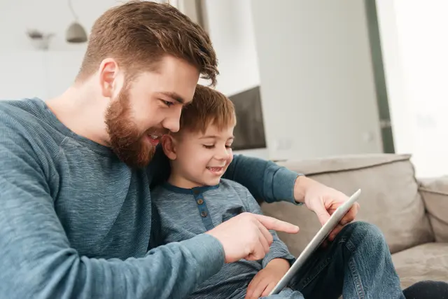 Damit Kinder Medienkompetenz erlernen, sind auch Eltern gefragt, das eigene Verhalten zu hinterfragen und sich für das Verhältnis ihres Nachwuchses zu Medien zu interessieren und sie zu begleiten. | Foto: Adobe Stock