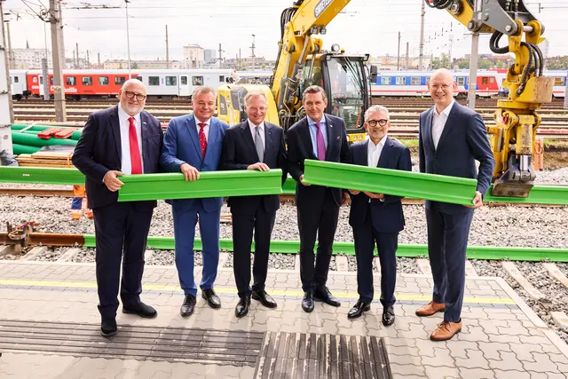 V.l.: ÖBB-CEO Andreas Matthä, Verkehrslandesrat Günther Steinkellner (FPÖ), LH Thomas Stelzer (ÖVP), Verkehrsminister Peter Hanke (SPÖ), Voestalpine-CEO Herbert Eibensteiner, Wirtschaftsstadtrat Thomas Gegenhuber (SPÖ). | Foto: ÖBB / Andreas Scheiblecker