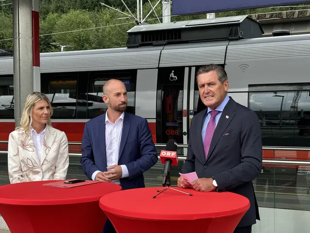 Von links: Sabine Klausner (Bereichssprecherin für Verkehr), Bürgermeister David Egger-Kranzinger und der Bundesminister für Verkehr, Innovation und Technologie, Peter Hanke. | Foto: Emanuel Hasenauer