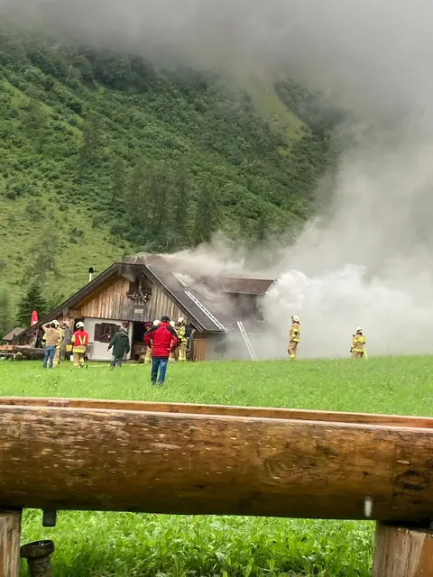 Dank des schnellen und professionellen Einsatzes aller Beteiligten konnte der Brand auf der Grubenbachhütte in Hintersee rasch unter Kontrolle gebracht werden. | Foto: Freiwillige Feuerwehr Faistenau