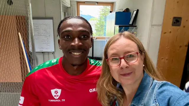 Margarete Schramböck mit Aboubacar Cisse. | Foto: Schramböck