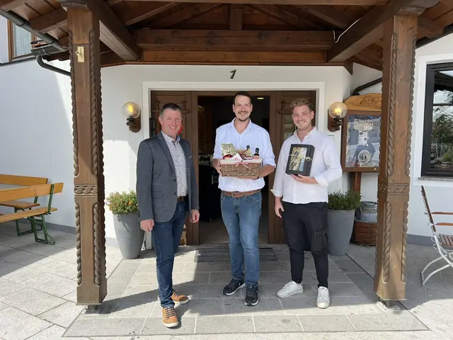 Abschied und Neuanfang: Peter Haas (mitte) übergibt die Führung des Kirchenwirts an Dominic Probst (rechts). Bürgermeister Klaus Paminger gratuliert. | Foto: Gemeinde St. Aegidi
