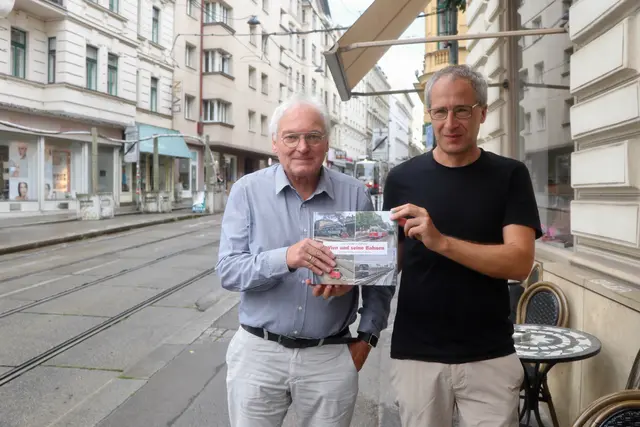 Mit der Entwicklung des Wiener Schienenverkehrs der vergangenen 55 Jahre beschäftigt sich das neue Buch von Karl (li.) und Martin Zellhofer. | Foto: Ulrike Kozeschnik-Schlick