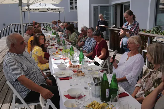 Die Teilnehmenden an der reichlich gedeckten Tafel. | Foto: Markus Hammer