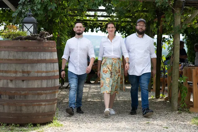 Kathi Hausleitner (m.) mit ihren Profis für Küche und Service | Foto: Werner Wachsmann Verlag