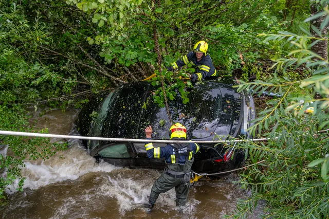 Die Feuerwehr Hinterstoder stand rund zwei Stunden mit drei Fahrzeugen und 15 Mann im Einsatz. | Foto: Team fotokerschi.at