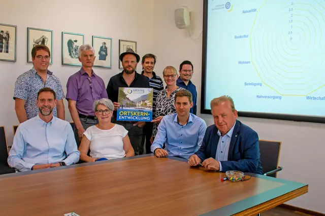Beim „Ortskerncheck“ der Stadtgemeinde Zwettl: Stadtrat Thomas Weiss, Gemeindemitarbeiterin Bettina Todt, Vizebürgermeister Alexander Leutgeb, Bürgermeister Franz Mold (vorne), die Gemeindemitarbeiter Michael Tüchler und Oswin Kammerer, Stadtrat Michael Friedl, Daniel Fries (Dorf- und Stadterneuerung), Stadträtin Petra Hofbauer und Philip Braunstein (Dorf- und Stadterneuerung) | Foto: Stadtgemeinde Zwettl