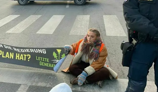 Eines der berühmtesten Gesitcher der Letzten Generation: Anja Windl alias "Klima Shakira". (Archiv) | Foto: MeinBezirk.at