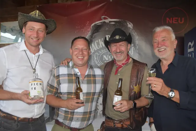 Die "Vier Nachbarn" Michael Oberfeichtner, Dieter Ekker, Sascha Wurglits und Alexander Szabo hatten wieder einen gemeinsamen Charity-Stand. | Foto: Michael Strini