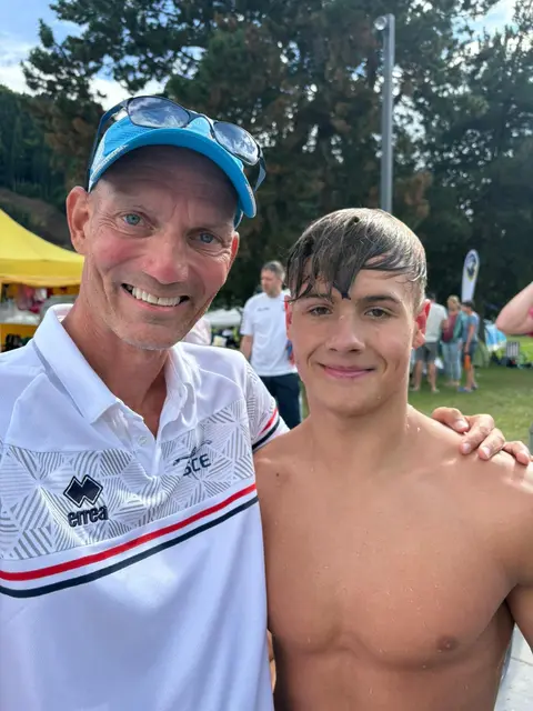 Jonas Drexler mit Trainer Tamás Plangár. | Foto: Union Schwimmclub Eisenstadt