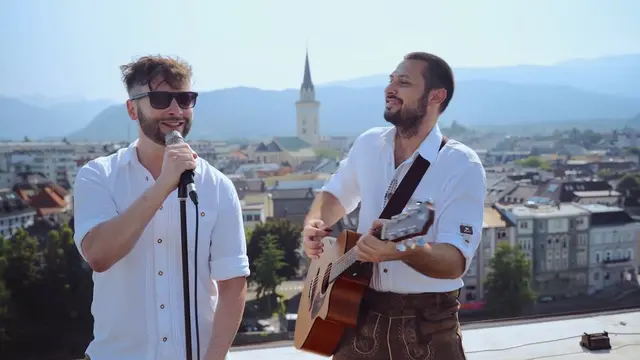 Anlässlich des 80. Villacher Kirchtagsjubiläums entstand dieses Projekt. Es soll nun dem Leben von Sänger und Frontmann der Band "Zweite Chance" - Mario Lerchbaumer (links) - gewidmet werden. | Foto: zVg