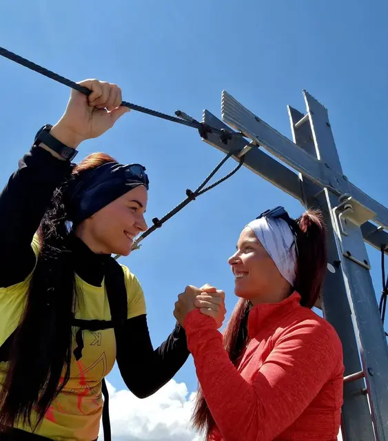 Die beiden Schwestern wurden durch soziale Medien auf Elisa aufmerksam und beschlossen, ihr Licht sichtbar zu machen – auf einem der höchsten Orte der Erde. | Foto: @twinsfor_elisummit
