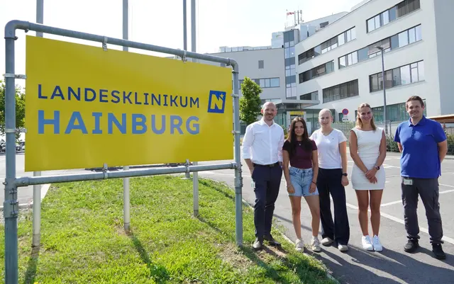 Reinhard Drescher mit den Praktikantinnen Marie Tomek, Emilia Taferner, Sara Hostakova und Christoph Horvath | Foto: LK Hainburg