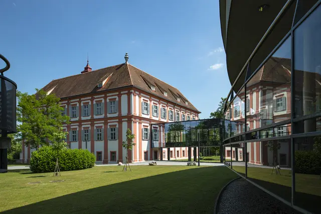 Zum Hauptsitz in Premstätten zählt auch das beeindruckende Schloss Premstätten. | Foto: Gerhard Langusch