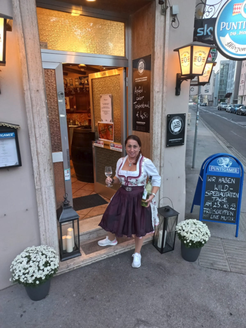 Wirtin Veronika März setzt im Märzenstüberl auf bodenständige Küche, Musik und Fußball. | Foto: Märzenstüberl