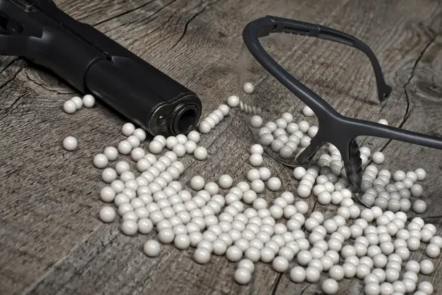 Ein Einsatz in Ebensee kommt einen Mann teuer zu stehen: Weil er seine Softgun beim Langbathsee abgefeuert hat, rückte die Polizei aus und leitete eine Fahndung ein. Der Mann muss die Kosten in Höhe von 1.020 Euro bezahlen, so das LVwG OÖ. | Foto: Smarterpix/philipimage (Symbolfoto)