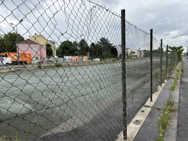 Gähnende Leere hinter den Zäunen in der Laskegasse | Foto: Michael Marbacher/MeinBezirk