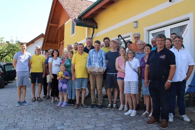 Die Imkerinnen und Imker unternahmen einen Ausflug zum Hersteller der Mittelwände für ihre Bienenstöcke. | Foto: Bienenzuchtverein Feldbach