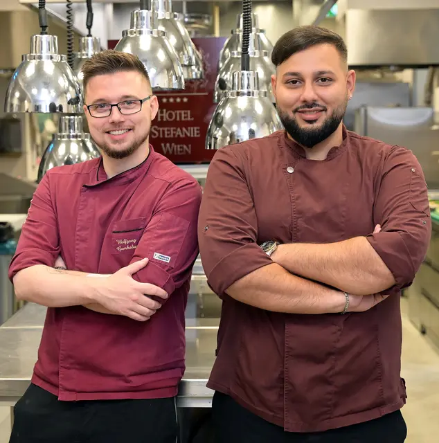 Wolfgang Gumhalter (l.) übernimmt als neuer Küchenchef die kulinarische Leitung im Hotel Stefanie, unterstützt von Souschef Dennis Nikolic (r.). | Foto: Christian Jobst