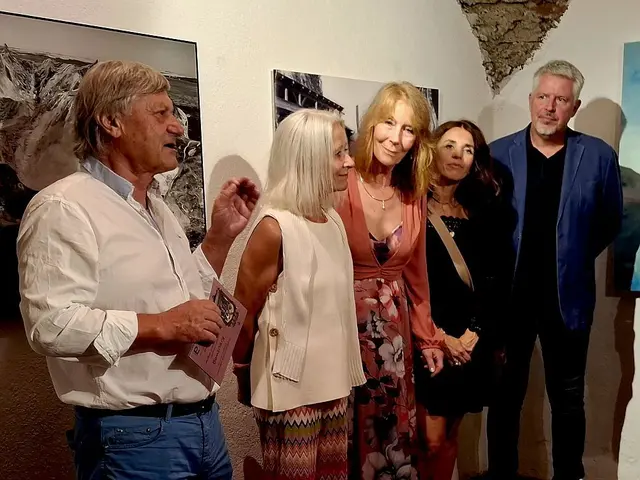 Ein Moment bei der Vernissage, von links: Richard Mayr, Gabi Troester, Melitta Winkler, Sylvia Knaus und Georg Kurtz.
