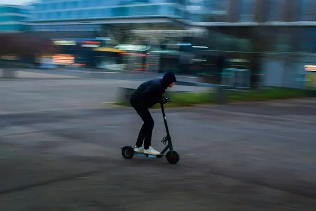 Immer mehr Kinder und Jugendliche nutzen E-Roller selbst, um schnell zur Schule zu kommen. | Foto: Unsplah