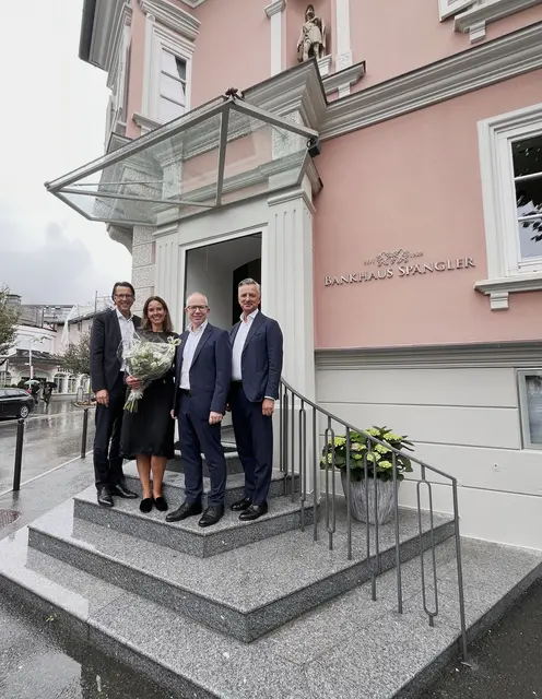 Eröffnung der Niederlassung des Bankhaus Spängler in Kitzbühel nach dem Umbau (v.l.): Vorstandsmitglied Nils Kottke, Architektin Katharina Naglich, Regionalleiter Andreas Scheiber und Vorstandssprecher Werner G. Zenz. | Foto: Bankhaus Spängler