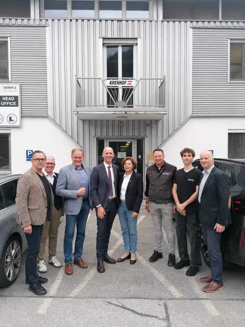 Bei der Firma Krenhof in Köflach traf Willibald Ehrenhöfer auch einen Mitarbeiter, der seit 44 Jahren in der Firma ist. | Foto: Land Steiermark