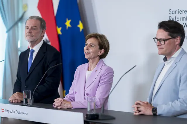 Am 21.7.2025 hat das erste Treffen der Gruppe Verfassung und Verwaltungsbereinigung stattgefunden. Im Bild: Landtagspräsidentin Brigitta Pallauf mit Landtagspräsident Gerald Deutschmann (Steiermark, li.) und Stadtrat Jürgen Czernohorszky | Foto: BKA/Schrötter