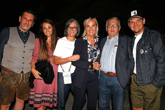 Weinexperte Günther Jordan mit Ehefrau Petra und Freunde warteten am Heimweg geduldig auf das Burg-Shuttle | Foto: Josef Bodner
