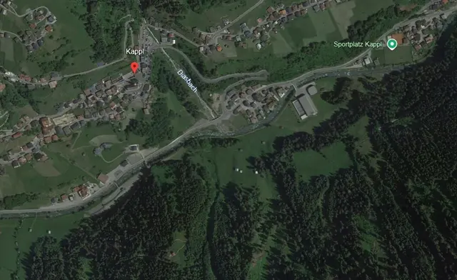 Unfall in Kappl: Während eines Überholmanövers geriet der Sportwagen ins Schleudern, kam von der Straße ab und stürzte in das Bachbett der Trisanna. | Foto: googleearth/MeinBezirk