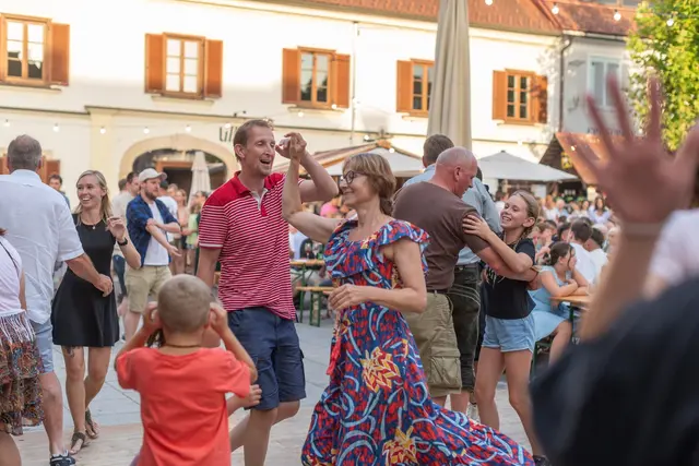 Gute Laune herrscht bei den Weintagen in Fehring. | Foto: Sebastian Friedl