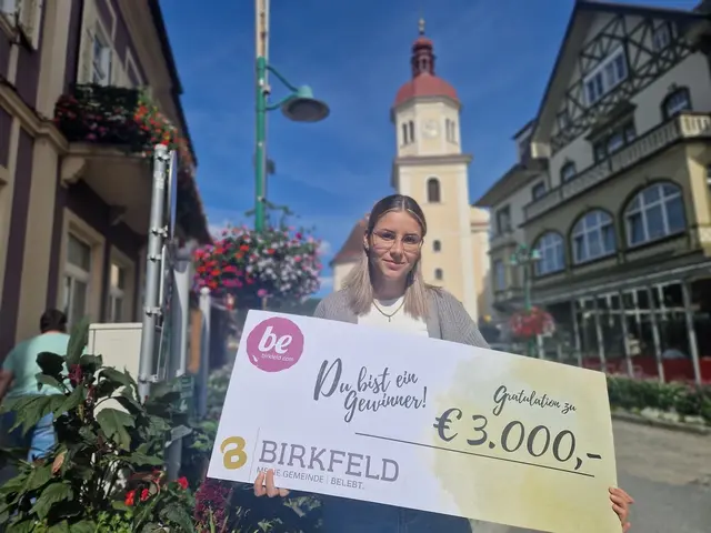 Gewinnspielverlosung: Der Hauptpreis – stolze 3.000 € in bar – ging an Kerstin G. aus Fischbach, die sich über den unerwarteten Geldsegen sichtlich freute | Foto: @OEV Birkfeld